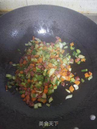 广式腊肠炒饭的做法步骤：7