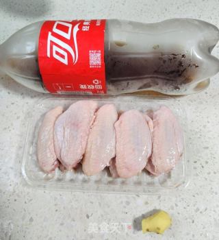 可乐烧鸡翅的做法步骤：1