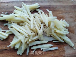咸肉四季豆炒年糕的做法步骤：1