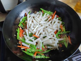 咸肉四季豆炒年糕的做法步骤：7