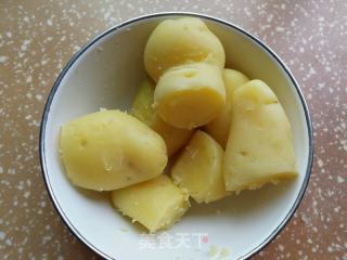 韭菜土豆鲜肉煎饺的做法步骤：1