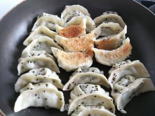 韭菜土豆鲜肉煎饺的做法步骤：11