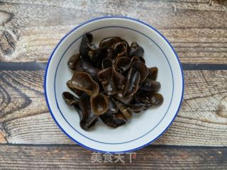 洋葱木耳炒驴肉的做法步骤：2