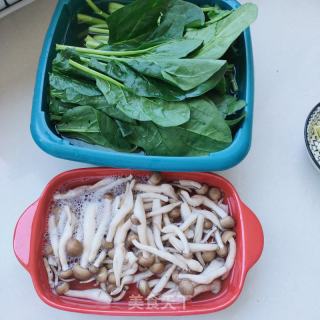 蟹味菇炒菠菜的做法步骤：1