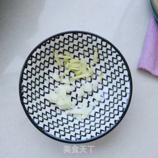 蟹味菇炒菠菜的做法步骤：2