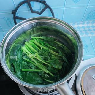 蟹味菇炒菠菜的做法步骤：4