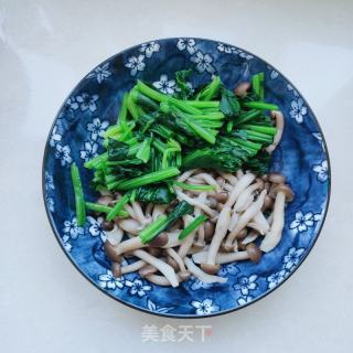蟹味菇炒菠菜的做法步骤：5