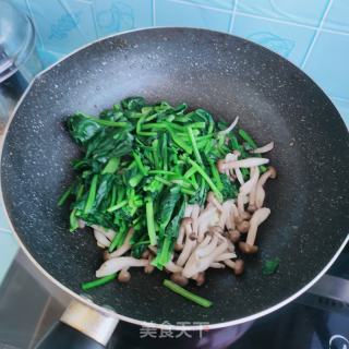 蟹味菇炒菠菜的做法步骤：7