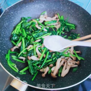 蟹味菇炒菠菜的做法步骤：9