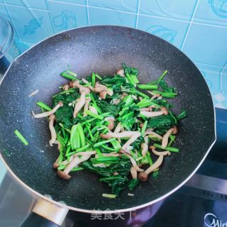 蟹味菇炒菠菜的做法步骤：10