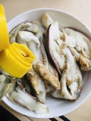 凉拌手撕圆紫茄的做法步骤：4