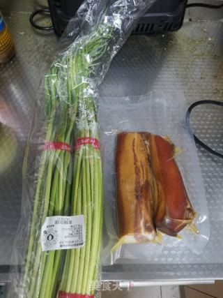 蒜苔炒腊肉的做法步骤：1