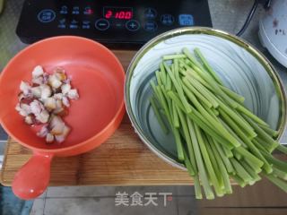 蒜苔炒腊肉的做法步骤：2