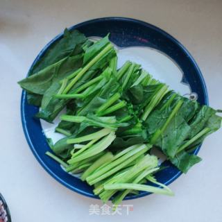 红肠炒菠菜的做法步骤：1