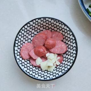 红肠炒菠菜的做法步骤：2