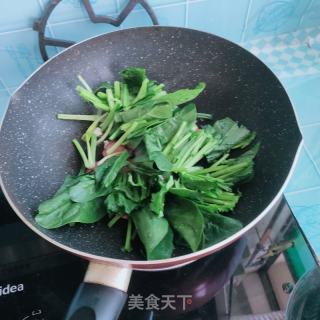 红肠炒菠菜的做法步骤：4