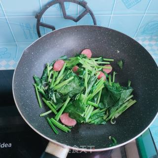红肠炒菠菜的做法步骤：5