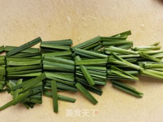 胡萝卜木耳炒韭菜的做法步骤：1