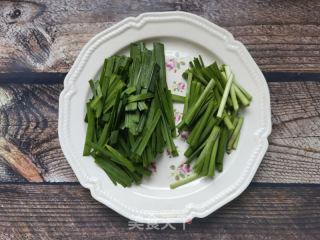 胡萝卜木耳炒韭菜的做法步骤：2