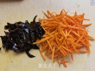 胡萝卜木耳炒韭菜的做法步骤：3