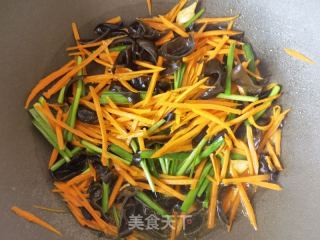 胡萝卜木耳炒韭菜的做法步骤：6