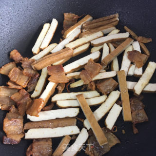 五花肉炒香干杏鲍菇的做法步骤：5