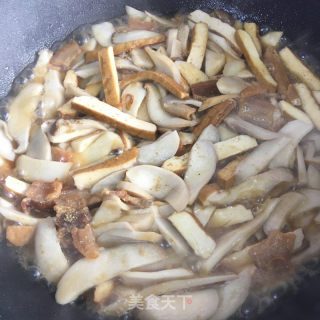 五花肉炒香干杏鲍菇的做法步骤：6