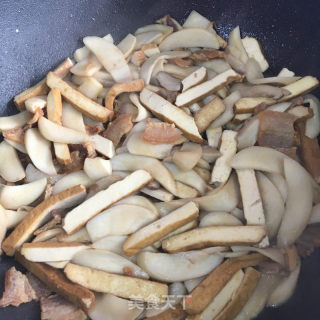 五花肉炒香干杏鲍菇的做法步骤：7