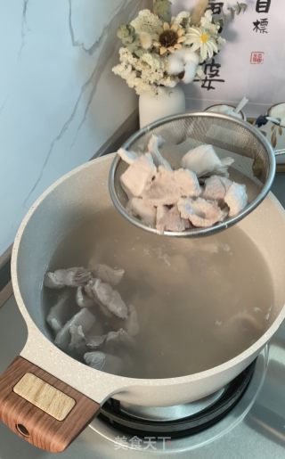 土猪肉绣球菌汤的做法步骤：2