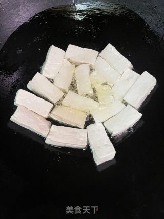坑螺豆腐煲的做法步骤：3
