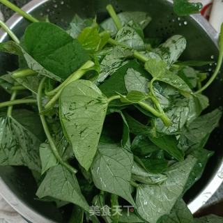 猪油炒红薯藤的做法步骤：2