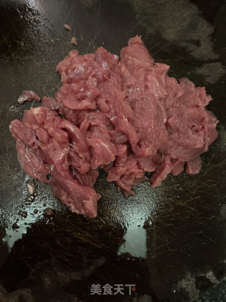 春笋炒牛肉的做法步骤：1