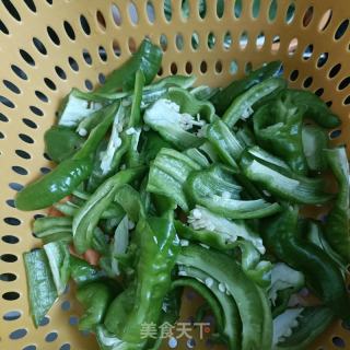 青椒炒回锅肉的做法步骤：2