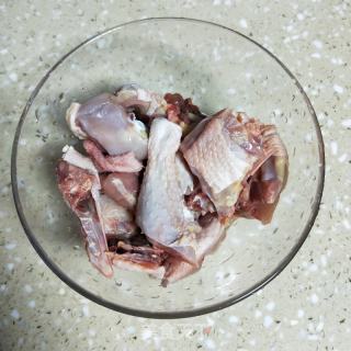 仔姜蒸滑鸡的做法步骤：1