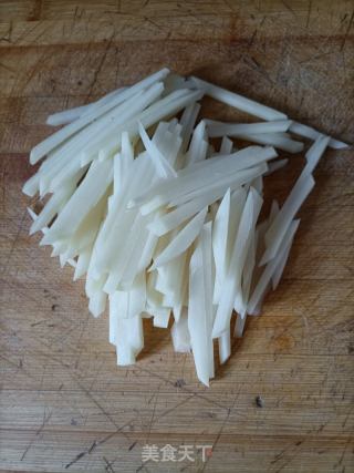 酸辣土豆丝的做法步骤：1