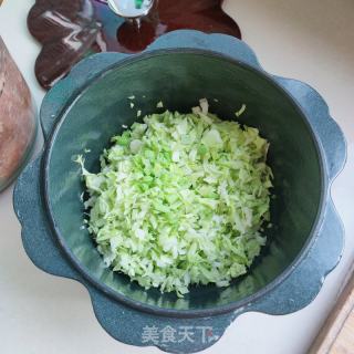 猪肉甘蓝水饺的做法步骤：1