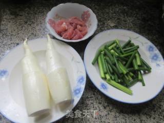 蒜薹肉片炒茭白的做法步骤：1