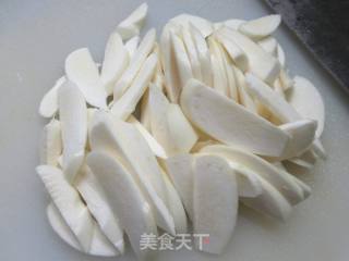 蒜薹肉片炒茭白的做法步骤：2