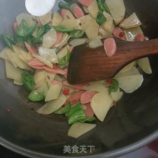 火腿肠炒土豆片的做法步骤：6