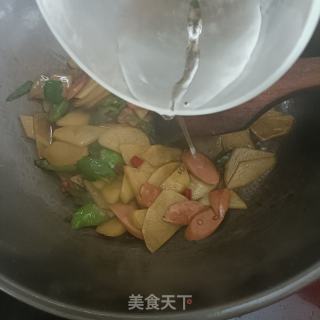 火腿肠炒土豆片的做法步骤：7