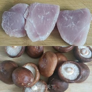香菇炒肉的做法步骤：1