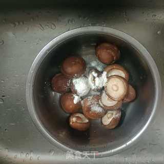香菇炒肉的做法步骤：2