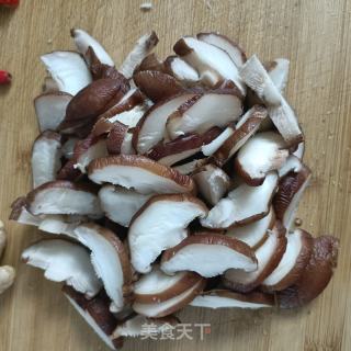 香菇炒肉的做法步骤：3