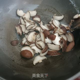 香菇炒肉的做法步骤：7
