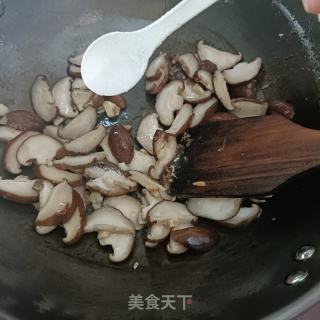 香菇炒肉的做法步骤：8