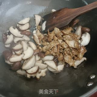 香菇炒肉的做法步骤：9