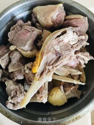 紫苏焖红脸番鸭的做法步骤：1