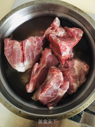 大芸豆胡萝卜苹果龙骨汤的做法步骤：1