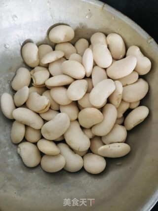 大芸豆胡萝卜苹果龙骨汤的做法步骤：2