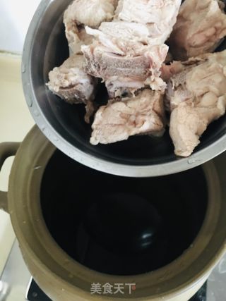大芸豆胡萝卜苹果龙骨汤的做法步骤：4